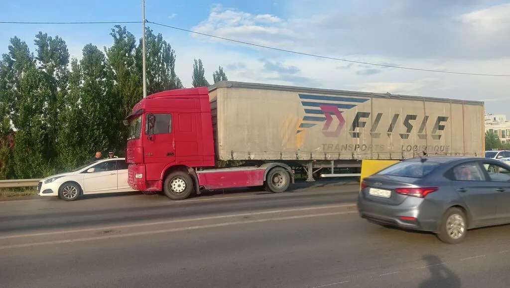 Тягач DAF XF с тентованным полуприцепом - Тягач: DAF XF, высокие