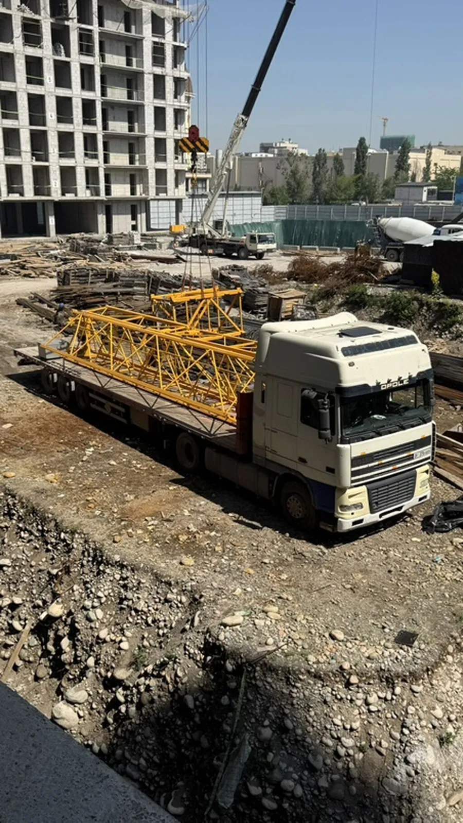 DAF 95XF тягач + полуприцеп-площадка (еврофура/траловая платформа) -